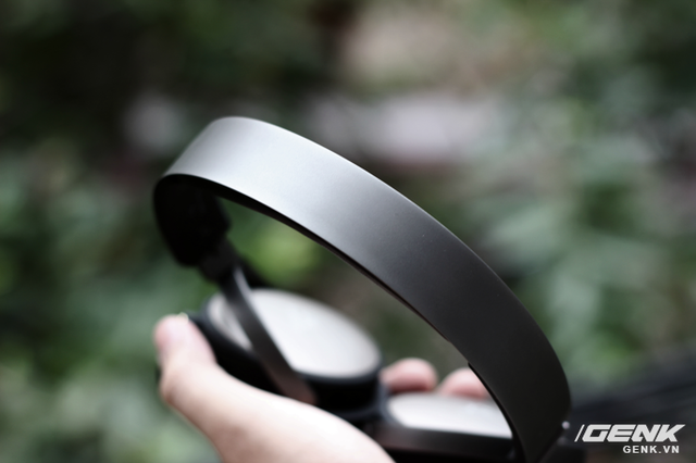 
Phần headband c&oacute; k&iacute;ch thước vừa phải, &ocirc;m trọn đầu người đeo c&ugrave;ng 1 lớp đệm mềm bọc b&ecirc;n trong
