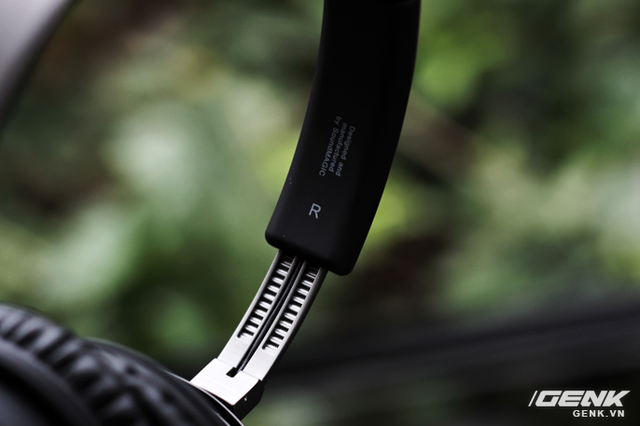 
B&ecirc;n trong l&agrave; nấc chỉnh độ d&agrave;i /ngắn v&agrave; vị tr&iacute; b&ecirc;n tai tr&aacute;i (L) / phải (R)
