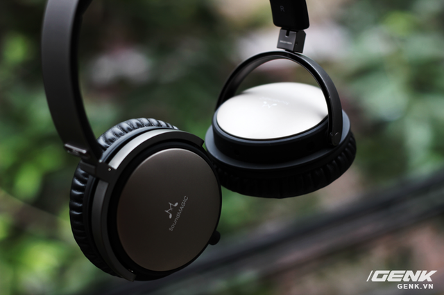 
C&aacute;c khớp xoay nối giữa earcup v&agrave; headband c&oacute; thể điều chỉnh linh hoạt
