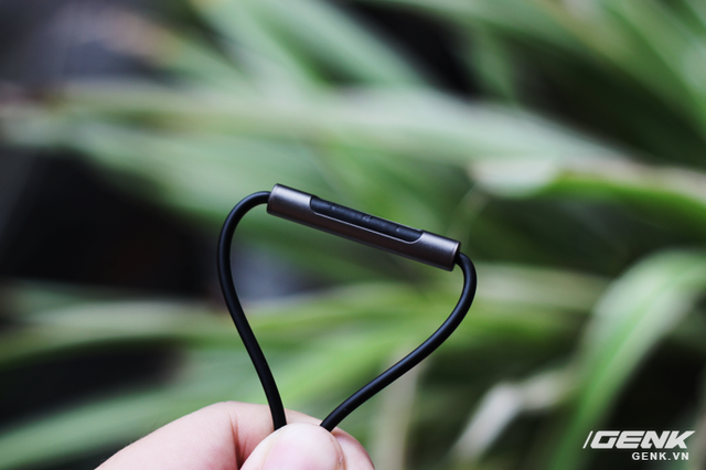 
T&iacute;ch hợp cả microphone hỗ trợ gọi thoại v&agrave; cụm điều khiển media control
