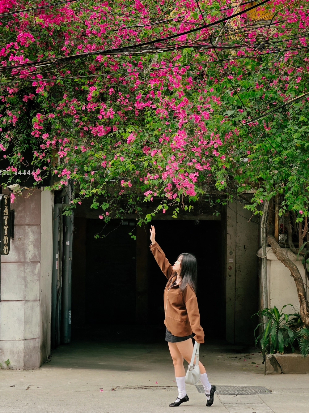 Cùng Galaxy S26 Ultra ngắm Thủ Đô mùa 'đỏng đảnh': Ghé chợ sớm Long Biên, thăm dàn hoa giấy khu tập thể để thấy hóa ra Hà Nội vẫn 'tình' đến vậy - Ảnh 65.