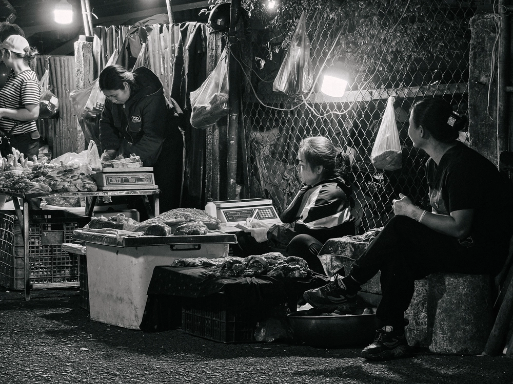 Cùng Galaxy S26 Ultra ngắm Thủ Đô mùa 'đỏng đảnh': Ghé chợ sớm Long Biên, thăm dàn hoa giấy khu tập thể để thấy hóa ra Hà Nội vẫn 'tình' đến vậy - Ảnh 15.