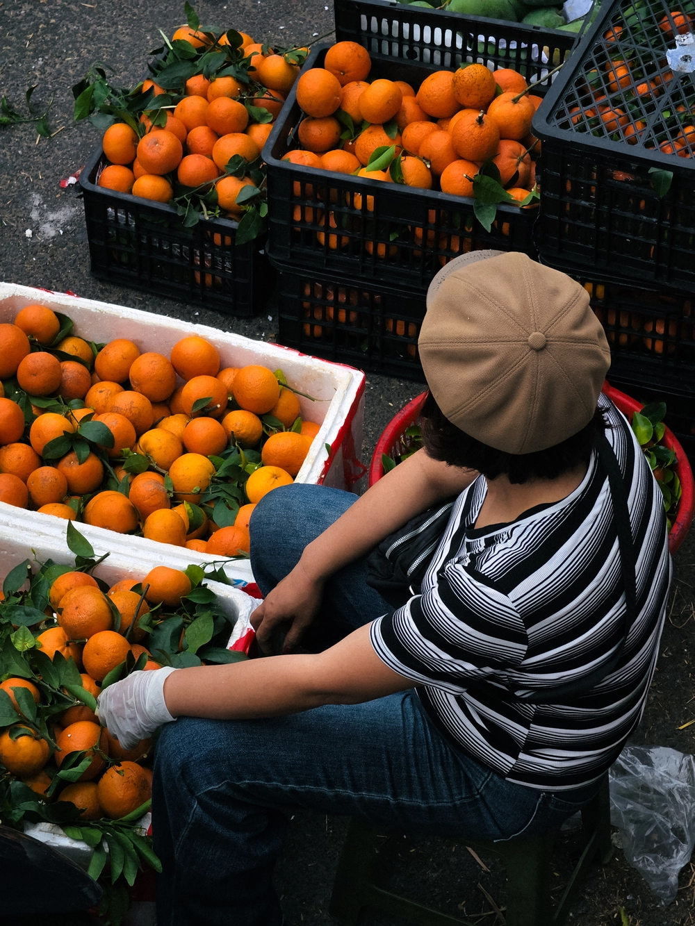 Cùng Galaxy S26 Ultra ngắm Thủ Đô mùa 'đỏng đảnh': Ghé chợ sớm Long Biên, thăm dàn hoa giấy khu tập thể để thấy hóa ra Hà Nội vẫn 'tình' đến vậy - Ảnh 9.