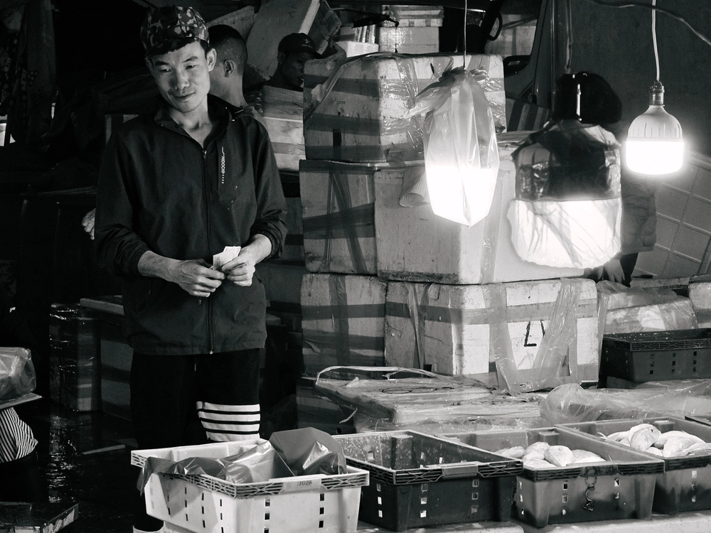 Cùng Galaxy S26 Ultra ngắm Thủ Đô mùa 'đỏng đảnh': Ghé chợ sớm Long Biên, thăm dàn hoa giấy khu tập thể để thấy hóa ra Hà Nội vẫn 'tình' đến vậy - Ảnh 12.