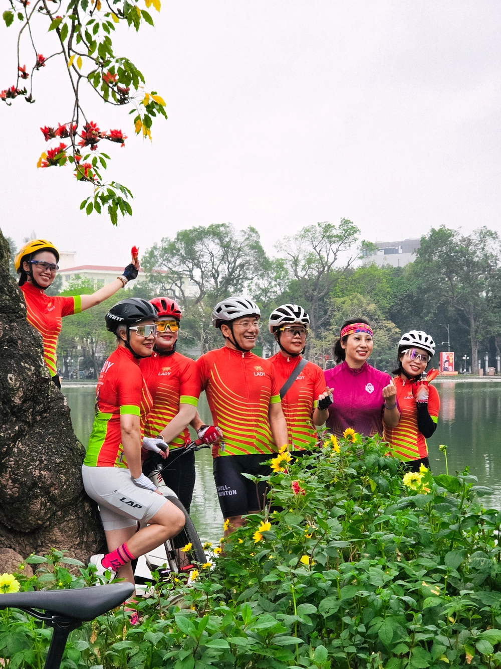 Cùng Galaxy S26 Ultra ngắm Thủ Đô mùa 'đỏng đảnh': Ghé chợ sớm Long Biên, thăm dàn hoa giấy khu tập thể để thấy hóa ra Hà Nội vẫn 'tình' đến vậy - Ảnh 42.