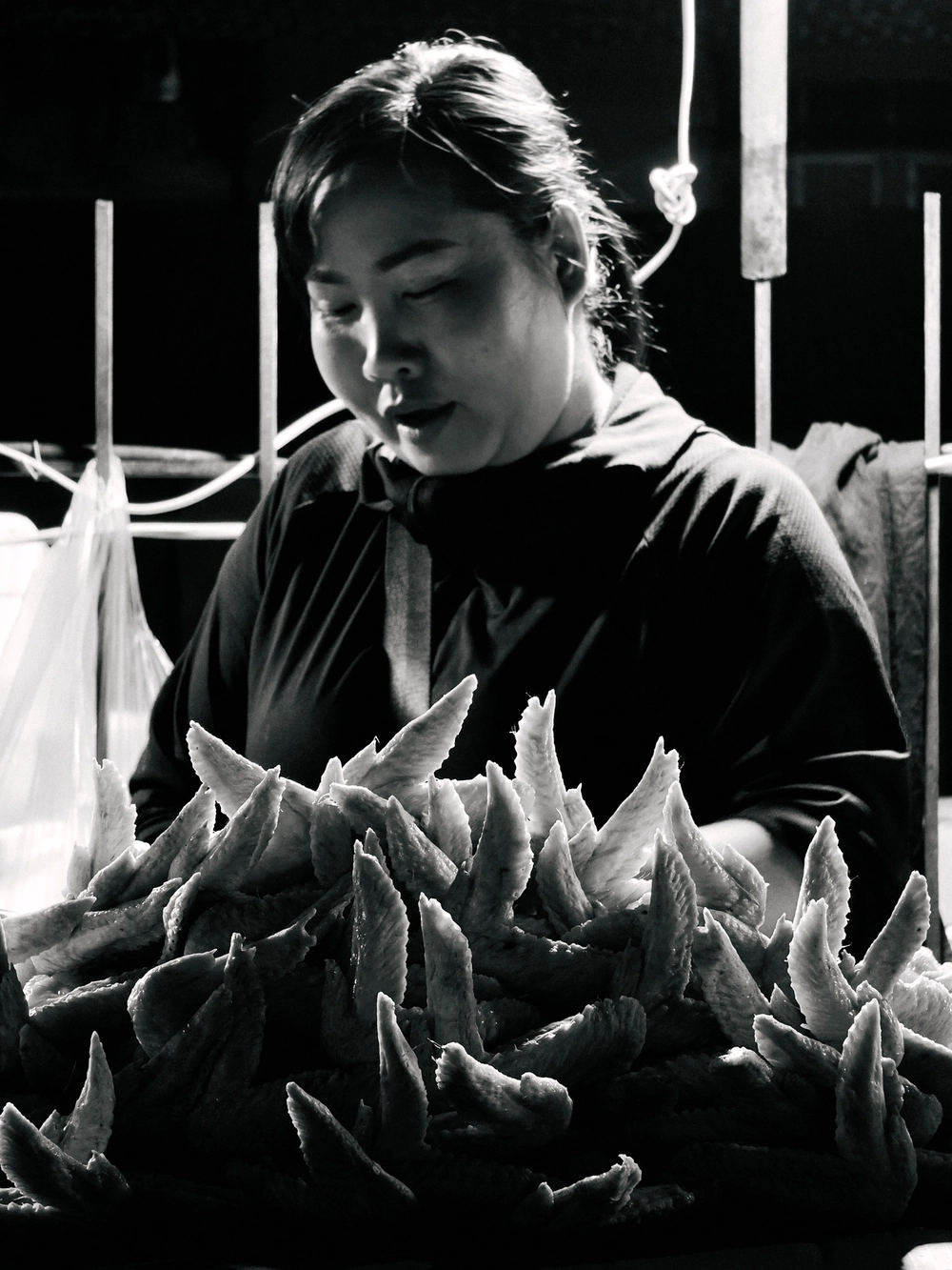 Cùng Galaxy S26 Ultra ngắm Thủ Đô mùa 'đỏng đảnh': Ghé chợ sớm Long Biên, thăm dàn hoa giấy khu tập thể để thấy hóa ra Hà Nội vẫn 'tình' đến vậy - Ảnh 10.