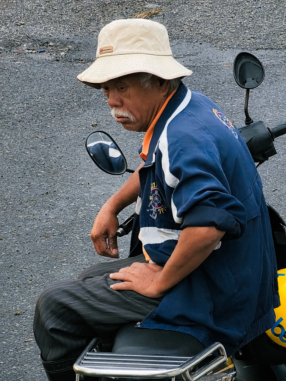 Cùng Galaxy S26 Ultra ngắm Thủ Đô mùa 'đỏng đảnh': Ghé chợ sớm Long Biên, thăm dàn hoa giấy khu tập thể để thấy hóa ra Hà Nội vẫn 'tình' đến vậy - Ảnh 7.