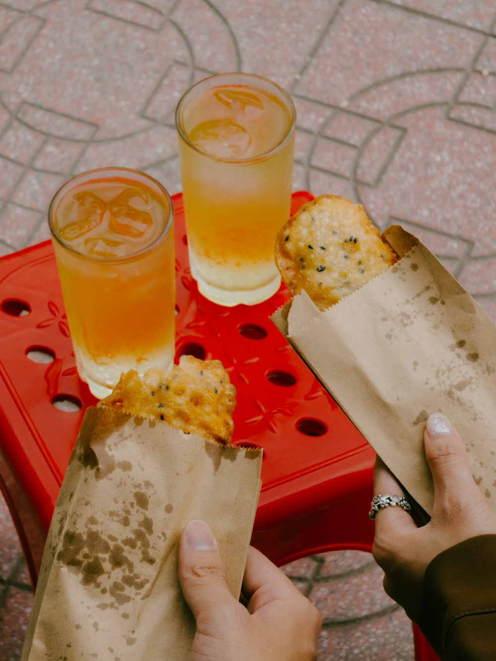 Cùng Galaxy S26 Ultra ngắm Thủ Đô mùa 'đỏng đảnh': Ghé chợ sớm Long Biên, thăm dàn hoa giấy khu tập thể để thấy hóa ra Hà Nội vẫn 'tình' đến vậy - Ảnh 68.