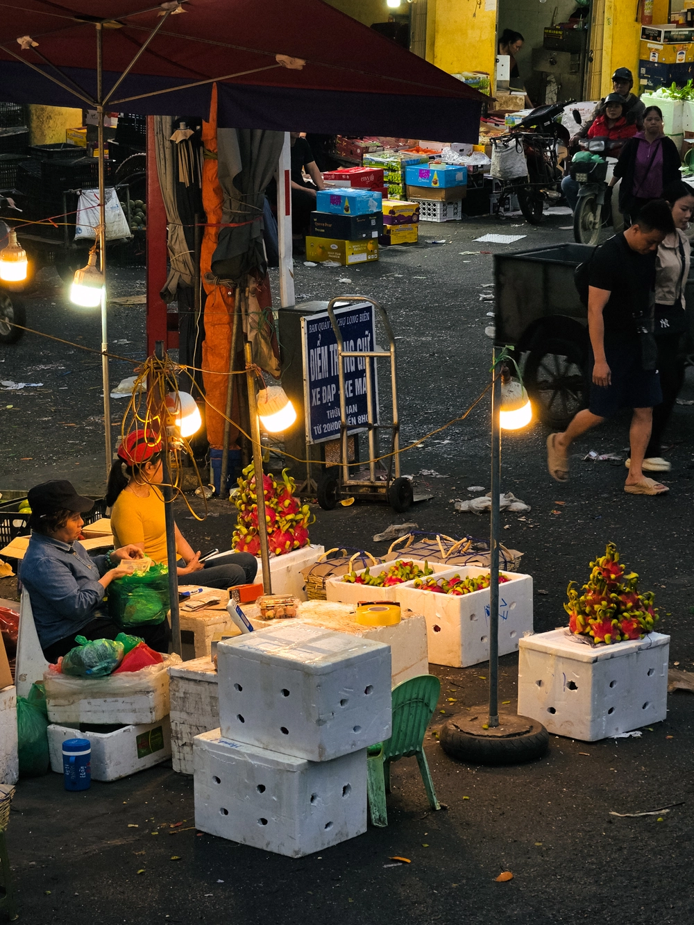 Cùng Galaxy S26 Ultra ngắm Thủ Đô mùa 'đỏng đảnh': Ghé chợ sớm Long Biên, thăm dàn hoa giấy khu tập thể để thấy hóa ra Hà Nội vẫn 'tình' đến vậy - Ảnh 4.