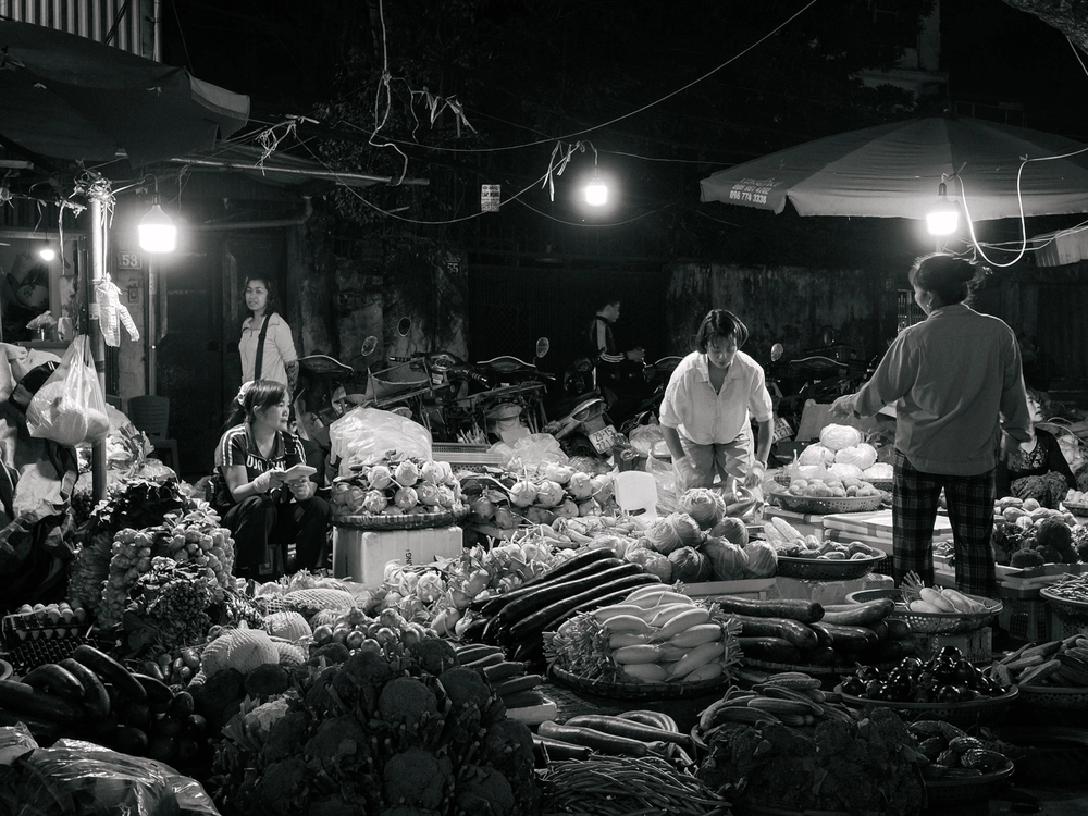 Cùng Galaxy S26 Ultra ngắm Thủ Đô mùa 'đỏng đảnh': Ghé chợ sớm Long Biên, thăm dàn hoa giấy khu tập thể để thấy hóa ra Hà Nội vẫn 'tình' đến vậy - Ảnh 13.