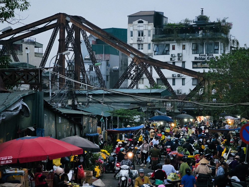 Cùng Galaxy S26 Ultra ngắm Thủ Đô mùa 'đỏng đảnh': Ghé chợ sớm Long Biên, thăm dàn hoa giấy khu tập thể để thấy hóa ra Hà Nội vẫn 'tình' đến vậy - Ảnh 5.