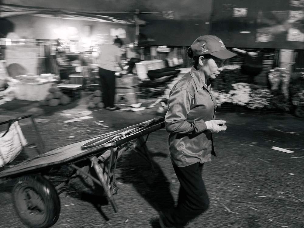 Cùng Galaxy S26 Ultra ngắm Thủ Đô mùa 'đỏng đảnh': Ghé chợ sớm Long Biên, thăm dàn hoa giấy khu tập thể để thấy hóa ra Hà Nội vẫn 'tình' đến vậy - Ảnh 14.