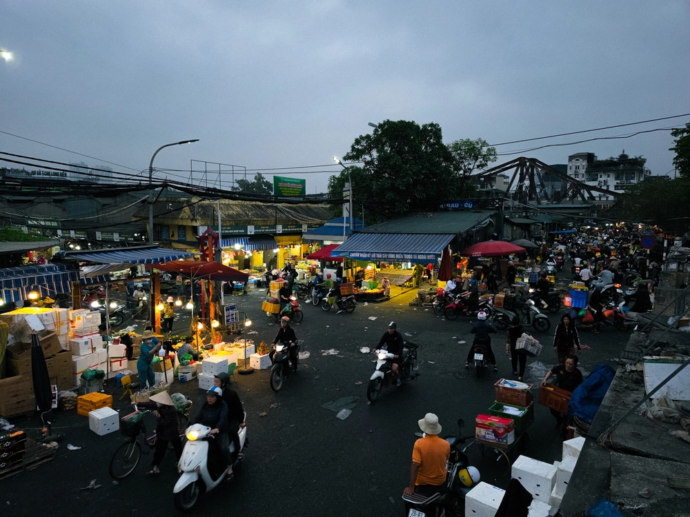 Cùng Galaxy S26 Ultra ngắm Thủ Đô mùa 'đỏng đảnh': Ghé chợ sớm Long Biên, thăm dàn hoa giấy khu tập thể để thấy hóa ra Hà Nội vẫn 'tình' đến vậy - Ảnh 3.