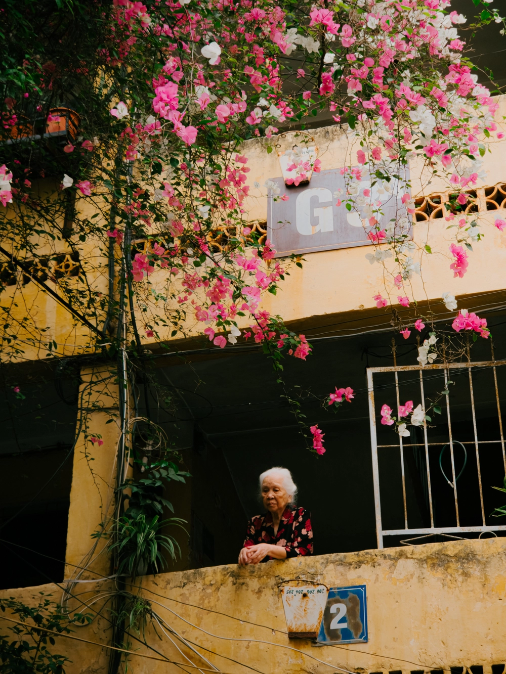 Cùng Galaxy S26 Ultra ngắm Thủ Đô mùa 'đỏng đảnh': Ghé chợ sớm Long Biên, thăm dàn hoa giấy khu tập thể để thấy hóa ra Hà Nội vẫn 'tình' đến vậy - Ảnh 60.