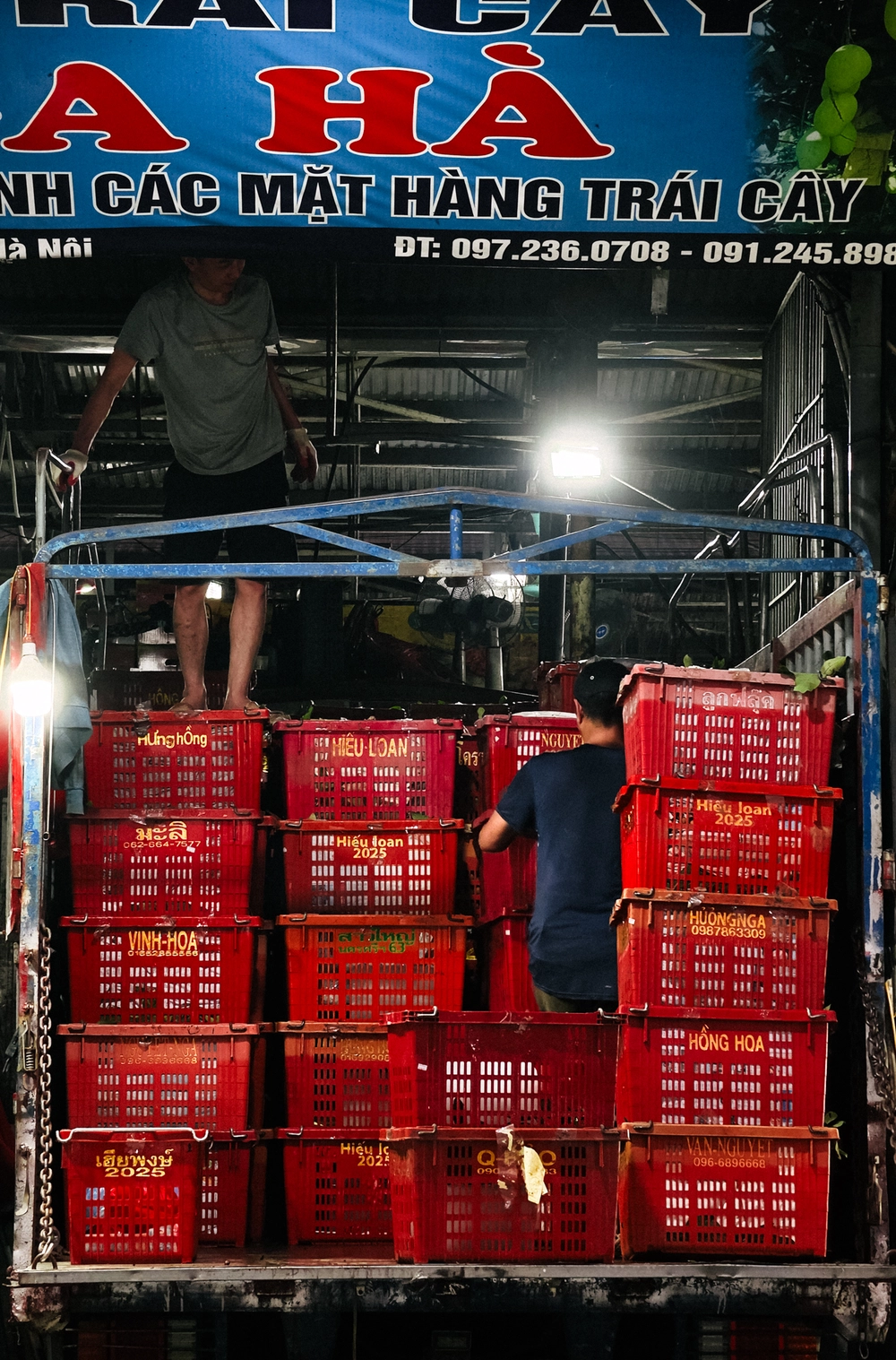 Cùng Galaxy S26 Ultra ngắm Thủ Đô mùa 'đỏng đảnh': Ghé chợ sớm Long Biên, thăm dàn hoa giấy khu tập thể để thấy hóa ra Hà Nội vẫn 'tình' đến vậy - Ảnh 8.