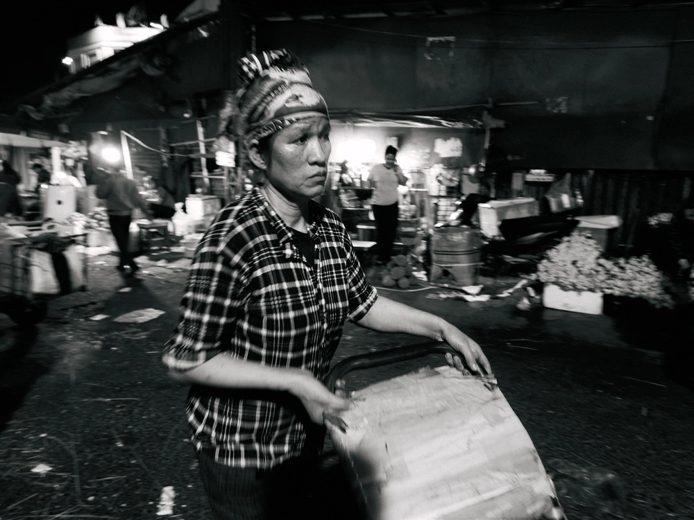 Cùng Galaxy S26 Ultra ngắm Thủ Đô mùa 'đỏng đảnh': Ghé chợ sớm Long Biên, thăm dàn hoa giấy khu tập thể để thấy hóa ra Hà Nội vẫn 'tình' đến vậy - Ảnh 19.