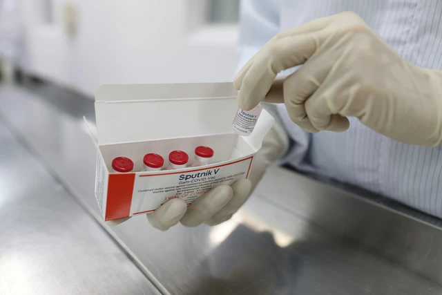 Vắc-xin Sputnik V có hiệu quả vượt trội với biến thể Omicron - Ảnh 2. Vắc-xin Sputnik V có hiệu quả vượt trội với biến thể Omicron - Ảnh 2.