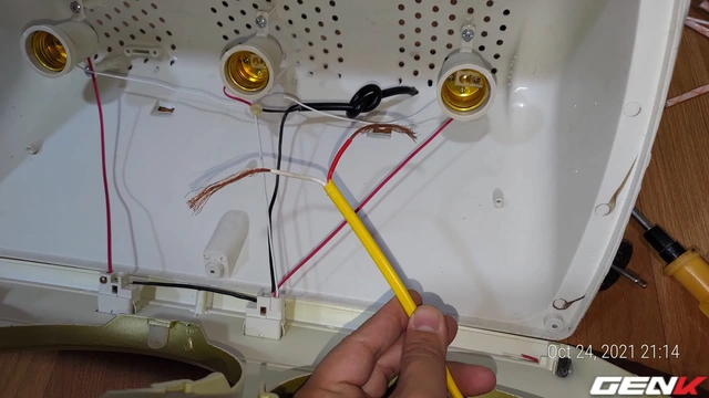 Trót mua đèn sưởi nhà tắm rởm, tôi mất mấy ngày trời để "độ chế" lại cho an toàn và tiết kiệm điện - Ảnh 7. Trót mua đèn sưởi nhà tắm rởm, tôi mất mấy ngày trời để "độ chế" lại cho an toàn và tiết kiệm điện - Ảnh 7.