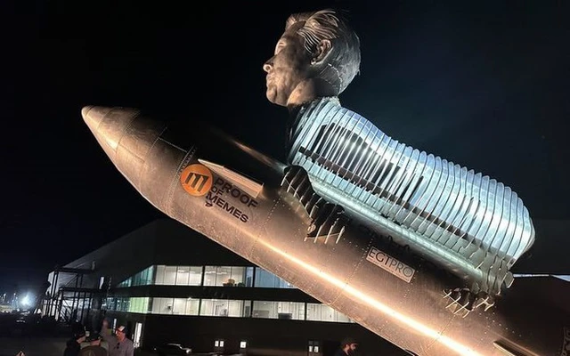 Xuất hiện 'trò đùa' mới của lĩnh vực tiền số: Người hâm mộ đúc tượng đầu Elon Musk mình dê, mang đến trụ sở Tesla để tặng quà thần tượng - Ảnh 1. Xuất hiện 'trò đùa' mới của lĩnh vực tiền số: Người hâm mộ đúc tượng đầu Elon Musk mình dê, mang đến trụ sở Tesla để tặng quà thần tượng - Ảnh 1.