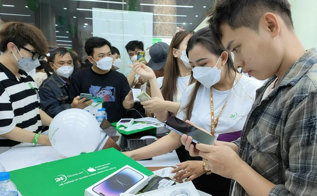 'Đô' lên, giá iPhone lên theo khá mạnh - Ảnh 1. 'Đô' lên, giá iPhone lên theo khá mạnh - Ảnh 1.