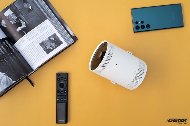 Trải nghiệm nhanh máy chiếu di động The Freestyle: Nhỏ gọn mà có võ, mang khắp nơi dùng mọi chỗ - Ảnh 1. Trải nghiệm nhanh máy chiếu di động The Freestyle: Nhỏ gọn mà có võ, mang khắp nơi dùng mọi chỗ - Ảnh 1.