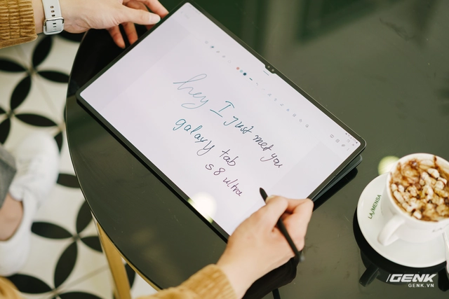 Màn hình “siêu to khổng lồ” 14.6 inch của Galaxy Tab S8 Ultra: Lợi hại thế nào, ưu nhược ra sao, có đáng thêm 5 triệu? - Ảnh 3. Màn hình “siêu to khổng lồ” 14.6 inch của Galaxy Tab S8 Ultra: Lợi hại thế nào, ưu nhược ra sao, có đáng thêm 5 triệu? - Ảnh 3.