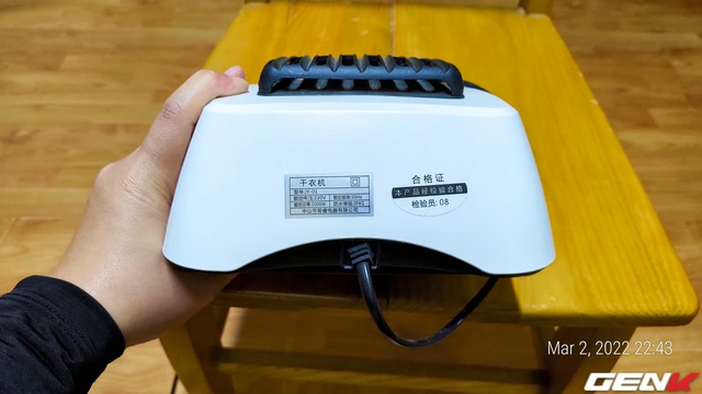 Mổ bụng tủ sấy quần áo "Công nghệ Nhật": có gì mà giá tận những 449K? - Ảnh 3. Mổ bụng tủ sấy quần áo "Công nghệ Nhật": có gì mà giá tận những 449K? - Ảnh 3.