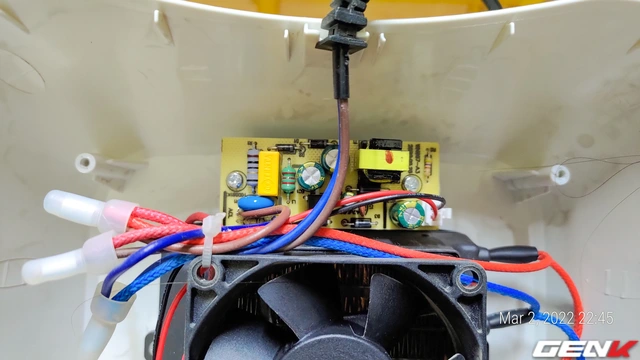 Mổ bụng tủ sấy quần áo "Công nghệ Nhật": có gì mà giá tận những 449K? - Ảnh 7. Mổ bụng tủ sấy quần áo "Công nghệ Nhật": có gì mà giá tận những 449K? - Ảnh 7.