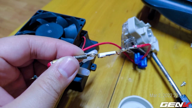 Mổ bụng tủ sấy quần áo "Công nghệ Nhật": có gì mà giá tận những 449K? - Ảnh 11. Mổ bụng tủ sấy quần áo "Công nghệ Nhật": có gì mà giá tận những 449K? - Ảnh 11.