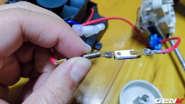 Mổ bụng tủ sấy quần áo "Công nghệ Nhật": có gì mà giá tận những 449K? - Ảnh 12. Mổ bụng tủ sấy quần áo "Công nghệ Nhật": có gì mà giá tận những 449K? - Ảnh 12.