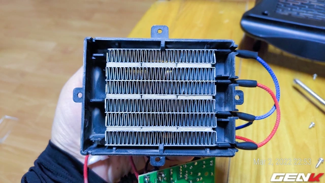 Mổ bụng tủ sấy quần áo "Công nghệ Nhật": có gì mà giá tận những 449K? - Ảnh 13. Mổ bụng tủ sấy quần áo "Công nghệ Nhật": có gì mà giá tận những 449K? - Ảnh 13.