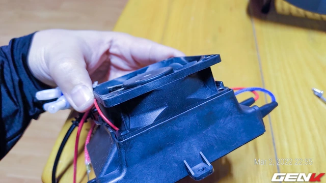 Mổ bụng tủ sấy quần áo "Công nghệ Nhật": có gì mà giá tận những 449K? - Ảnh 14. Mổ bụng tủ sấy quần áo "Công nghệ Nhật": có gì mà giá tận những 449K? - Ảnh 14.