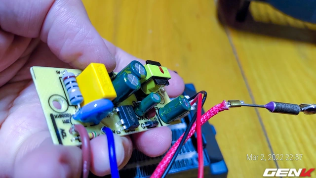 Mổ bụng tủ sấy quần áo "Công nghệ Nhật": có gì mà giá tận những 449K? - Ảnh 19. Mổ bụng tủ sấy quần áo "Công nghệ Nhật": có gì mà giá tận những 449K? - Ảnh 19.