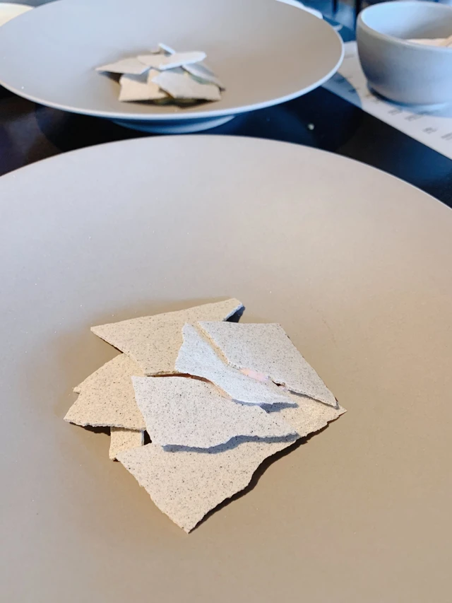 Cứ tưởng l&agrave; v&ocirc;i vữa thạch cao tr&ecirc;n tường, h&oacute;a ra đ&acirc;y lại l&agrave; m&oacute;n ăn cực kỳ đắt kh&aacute;ch của Nhật Bản - Ảnh 2.