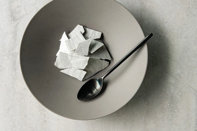 Cứ tưởng là vôi vữa thạch cao trên tường, hóa ra đây lại là món ăn cực kỳ đắt khách của Nhật Bản - Ảnh 3. Cứ tưởng là vôi vữa thạch cao trên tường, hóa ra đây lại là món ăn cực kỳ đắt khách của Nhật Bản - Ảnh 3.