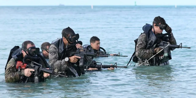 Bên trong khóa học khắc nghiệt chuyên đào tạo thợ lặn chiến đấu của quân đội Mỹ, người tốt nghiệp không khác gì Aquaman - Ảnh 5. Bên trong khóa học khắc nghiệt chuyên đào tạo thợ lặn chiến đấu của quân đội Mỹ, người tốt nghiệp không khác gì Aquaman - Ảnh 5.