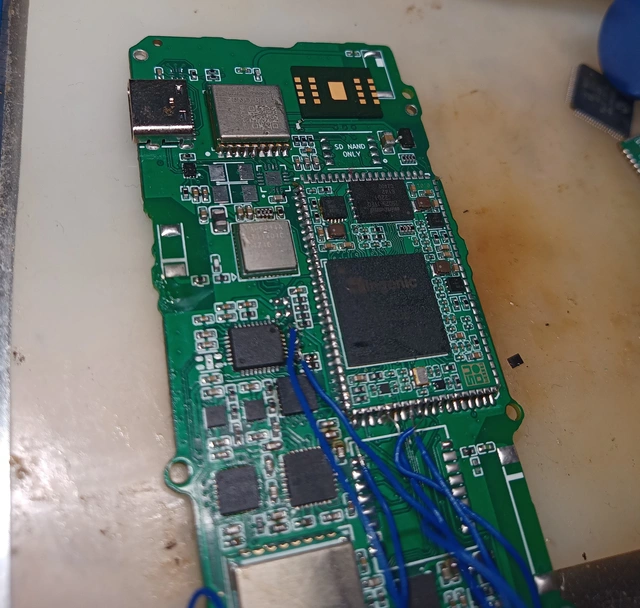 Đam mê phần cứng, hacker độ điện thoại phổ thông Nokia 1680 thành máy tính Linux - Ảnh 2. Đam mê phần cứng, hacker độ điện thoại phổ thông Nokia 1680 thành máy tính Linux - Ảnh 2.