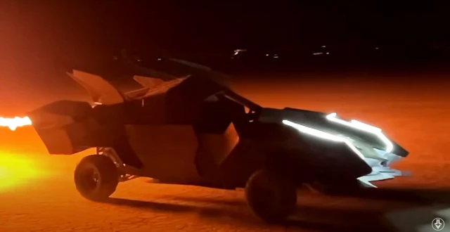 YouTuber tạo ra chiếc xe hơi của Người Dơi kích thước thật bằng xếp hình logo mà vẫn có thể chạy ngon lành - Ảnh 2. YouTuber tạo ra chiếc xe hơi của Người Dơi kích thước thật bằng xếp hình logo mà vẫn có thể chạy ngon lành - Ảnh 2.