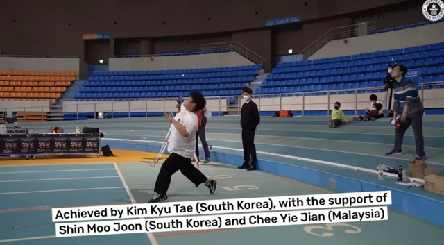 Một nhóm chuyên gia vừa tạo ra chiếc máy bay giấy bay xa nhất thế giới, lên tới 77m - Ảnh 1. Một nhóm chuyên gia vừa tạo ra chiếc máy bay giấy bay xa nhất thế giới, lên tới 77m - Ảnh 1.