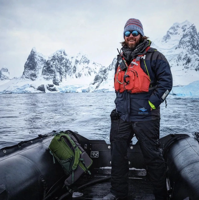 Nhiếp ảnh gia tái hiện bức ảnh hơ để cho thấy tình trạng băng tan đáng báo động - Ảnh 5. Nhiếp ảnh gia tái hiện bức ảnh hơ để cho thấy tình trạng băng tan đáng báo động - Ảnh 5.