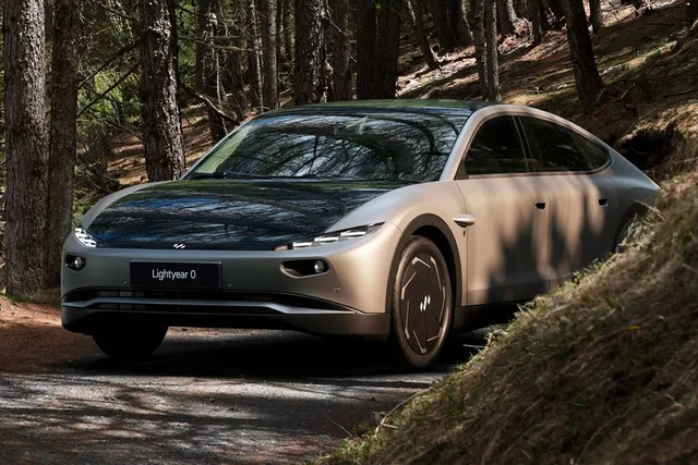 Xe điện năng lượng mặt trời đầu ti&ecirc;n tr&ecirc;n thế giới bắt đầu chạy thử: 7 th&aacute;ng kh&ocirc;ng cần sạc, gi&aacute; hơn 6 tỷ đồng - Ảnh 2.