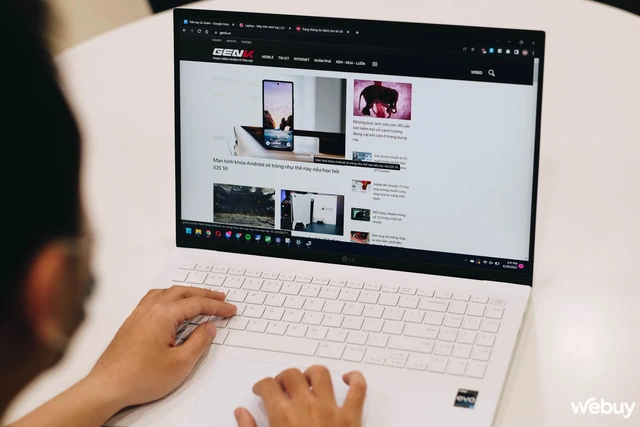 Trên tay LG Gram 2022: Laptop 16 inch nhưng nhẹ hơn cả 13 inch - Ảnh 8. Trên tay LG Gram 2022: Laptop 16 inch nhưng nhẹ hơn cả 13 inch - Ảnh 8.