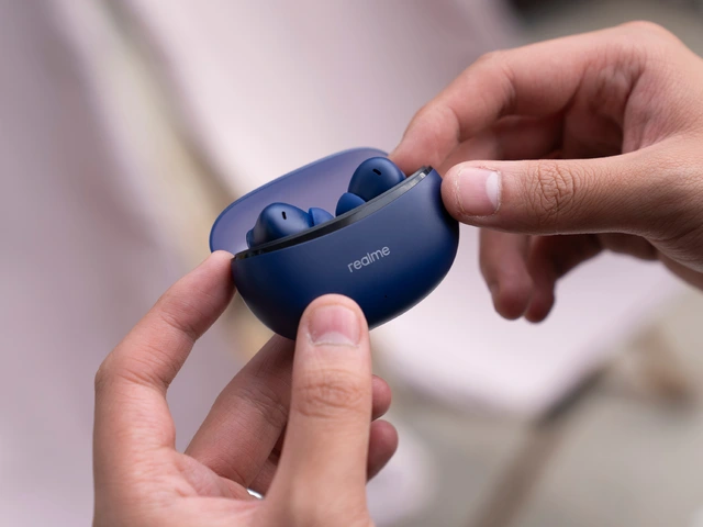 realme ra mắt tai nghe TWS hỗ trợ âm thanh 3D, pin 30 giờ, giá chỉ hơn 500,000 đồng - Ảnh 2. realme ra mắt tai nghe TWS hỗ trợ âm thanh 3D, pin 30 giờ, giá chỉ hơn 500,000 đồng - Ảnh 2.