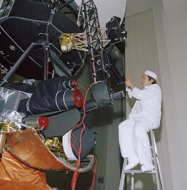 C&aacute;c kỹ sư NASA đang phải t&igrave;m lại hướng dẫn sử dụng c&aacute;c đ&acirc;y 45 năm để khắc phục sự cố của t&agrave;u Voyager 1 - Ảnh 1.