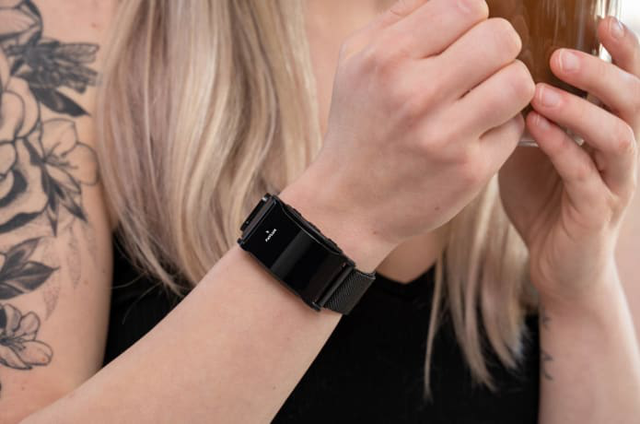 D&acirc;n ngủ nướng chắc chắn cần m&oacute;n n&agrave;y: Đồng hồ đeo tay với khả năng b&aacute;o thức bằng c&aacute;ch giật điện - Ảnh 2.