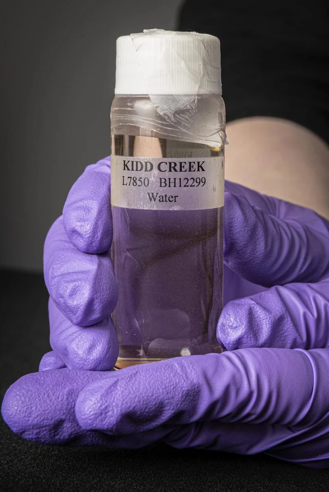 Nguồn nước lâu đời nhất thế giới được tìm thấy ở đáy một khu mỏ tại Canada: Nó đã 2 tỷ năm tuổi! - Ảnh 3. Nguồn nước lâu đời nhất thế giới được tìm thấy ở đáy một khu mỏ tại Canada: Nó đã 2 tỷ năm tuổi! - Ảnh 3.