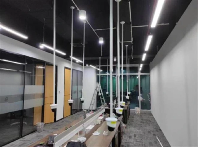 Công ty Trung Quốc lắp camera ở từng bàn làm việc để theo dõi nhân viên, ngăn việc rò rỉ thông tin - Ảnh 2. Công ty Trung Quốc lắp camera ở từng bàn làm việc để theo dõi nhân viên, ngăn việc rò rỉ thông tin - Ảnh 2.