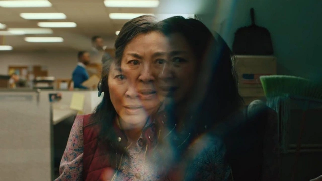 C&oacute; g&igrave; hay sau những cảnh quay của Everything Everywhere All at Once: Chỉ 5 người xử l&yacute; to&agrave;n bộ phần kỹ xảo, phải l&agrave;m việc trong ph&ograve;ng ngủ v&igrave; dịch Covid - Ảnh 1.