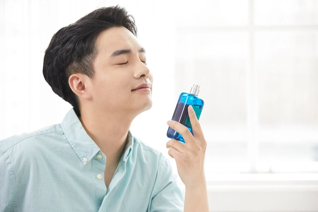 Bí kíp chọn nước hoa nam: Mùi hương thế nào, lưu hương ra sao, mỗi mùa 1 loại mới thơm đúng điệu - Ảnh 2. Bí kíp chọn nước hoa nam: Mùi hương thế nào, lưu hương ra sao, mỗi mùa 1 loại mới thơm đúng điệu - Ảnh 2.