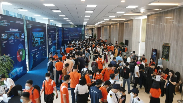 Tr&igrave;nh diễn c&ocirc;ng nghệ xe hơi ấn tượng do người Việt ph&aacute;t triển - Ảnh 1.